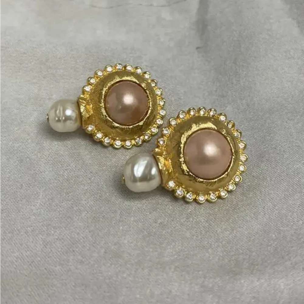 Clip pearls earrings